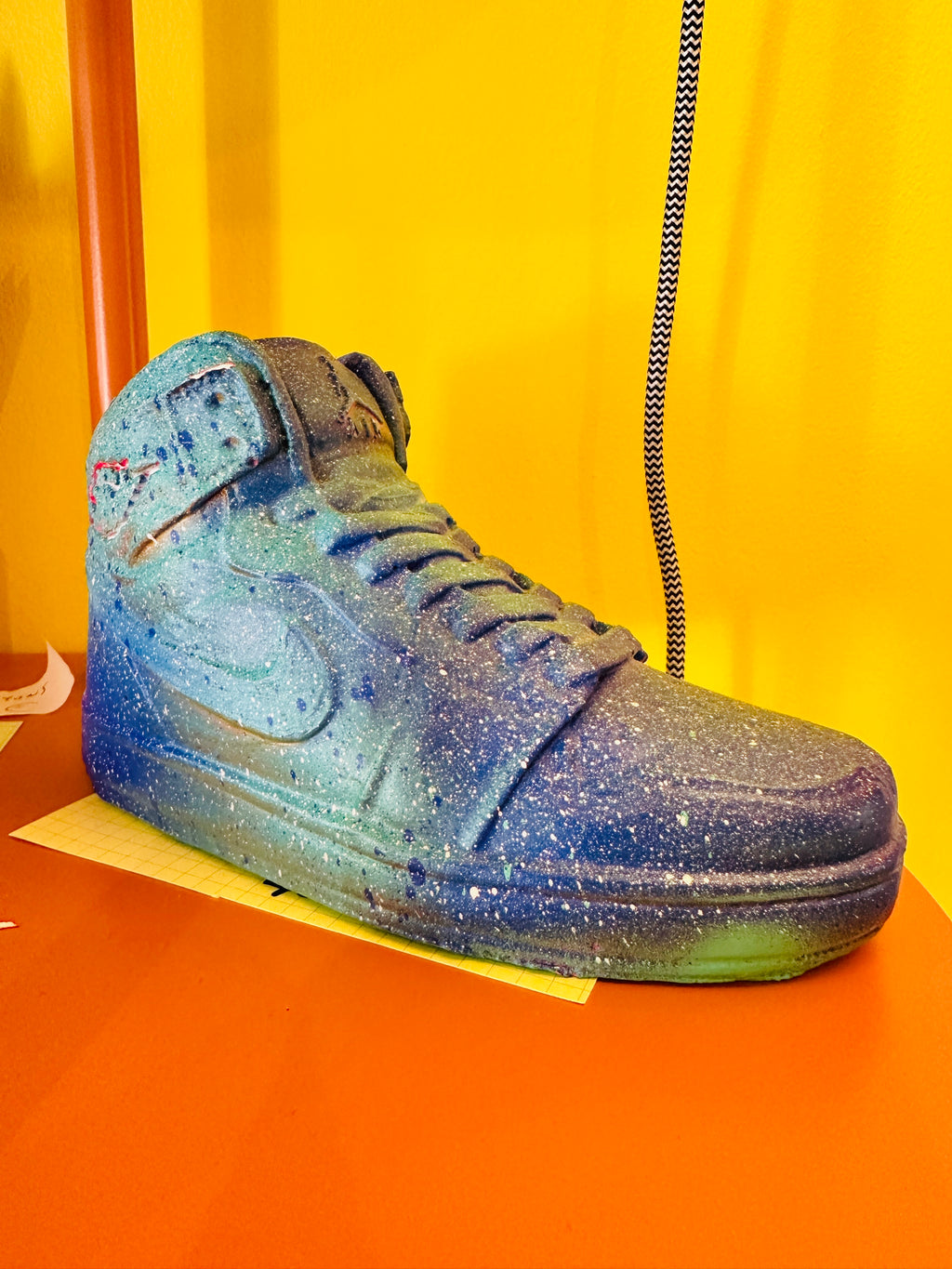 Nike Jordan en plâtre, création locale.