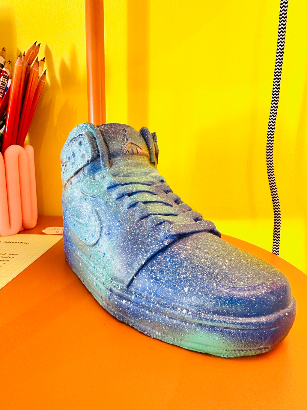 Nike Jordan en plâtre, création locale.