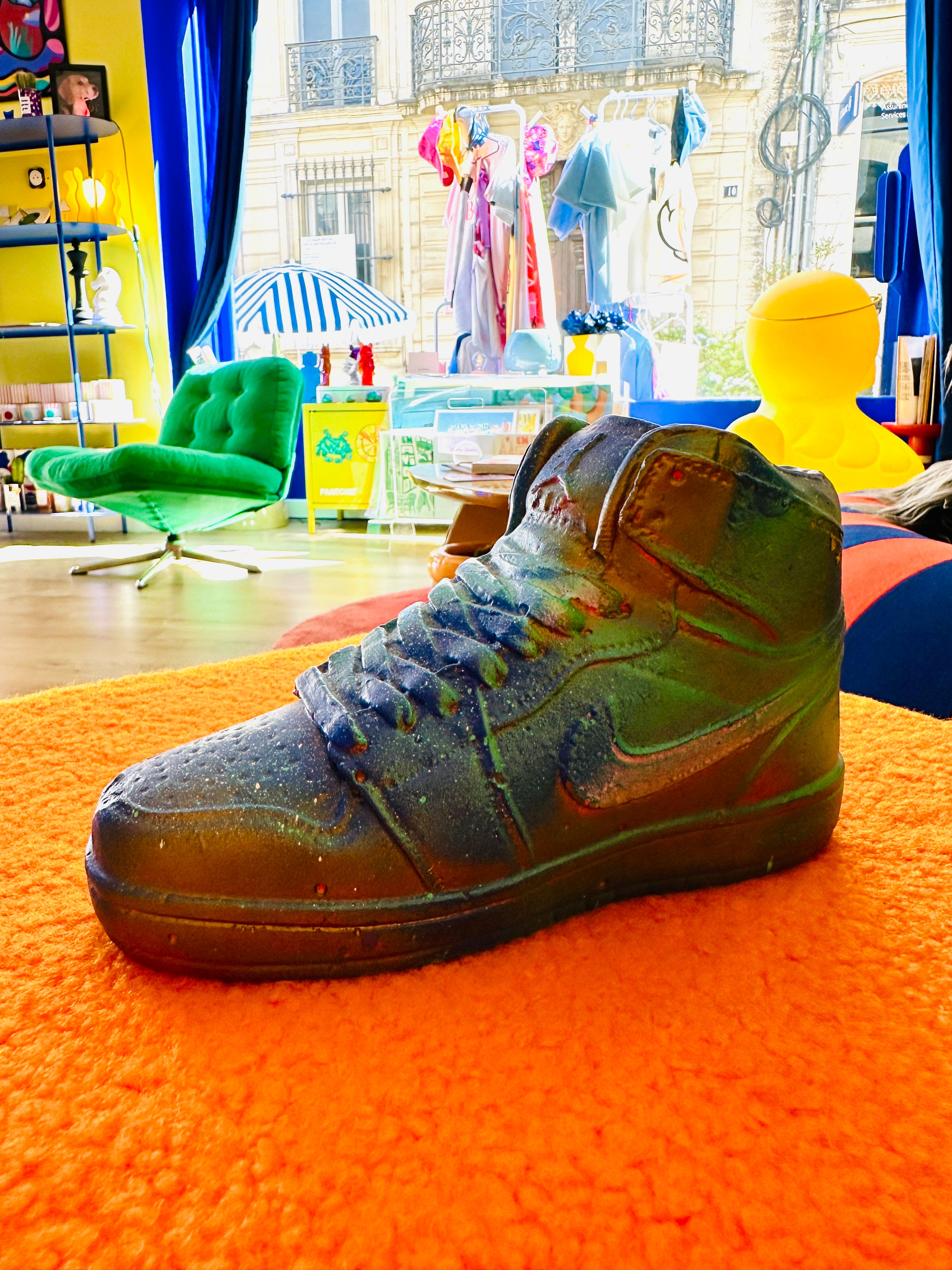 Nike Jordan en plâtre, création locale.