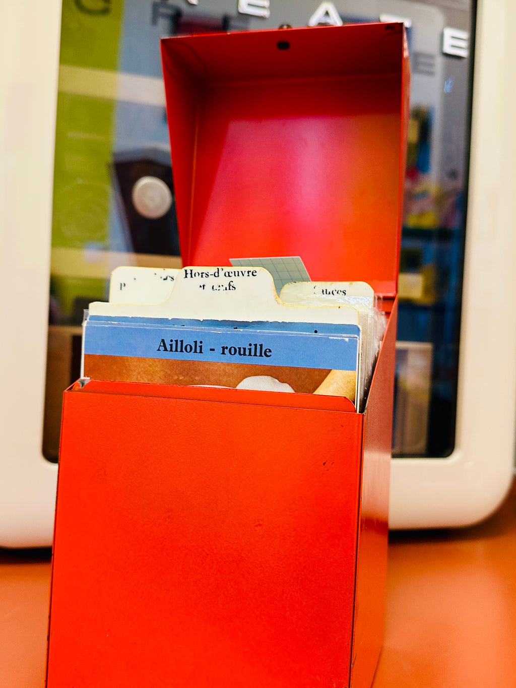 Les fiches cuisine ELLE des années 1960, dans leur boite en métal orange.