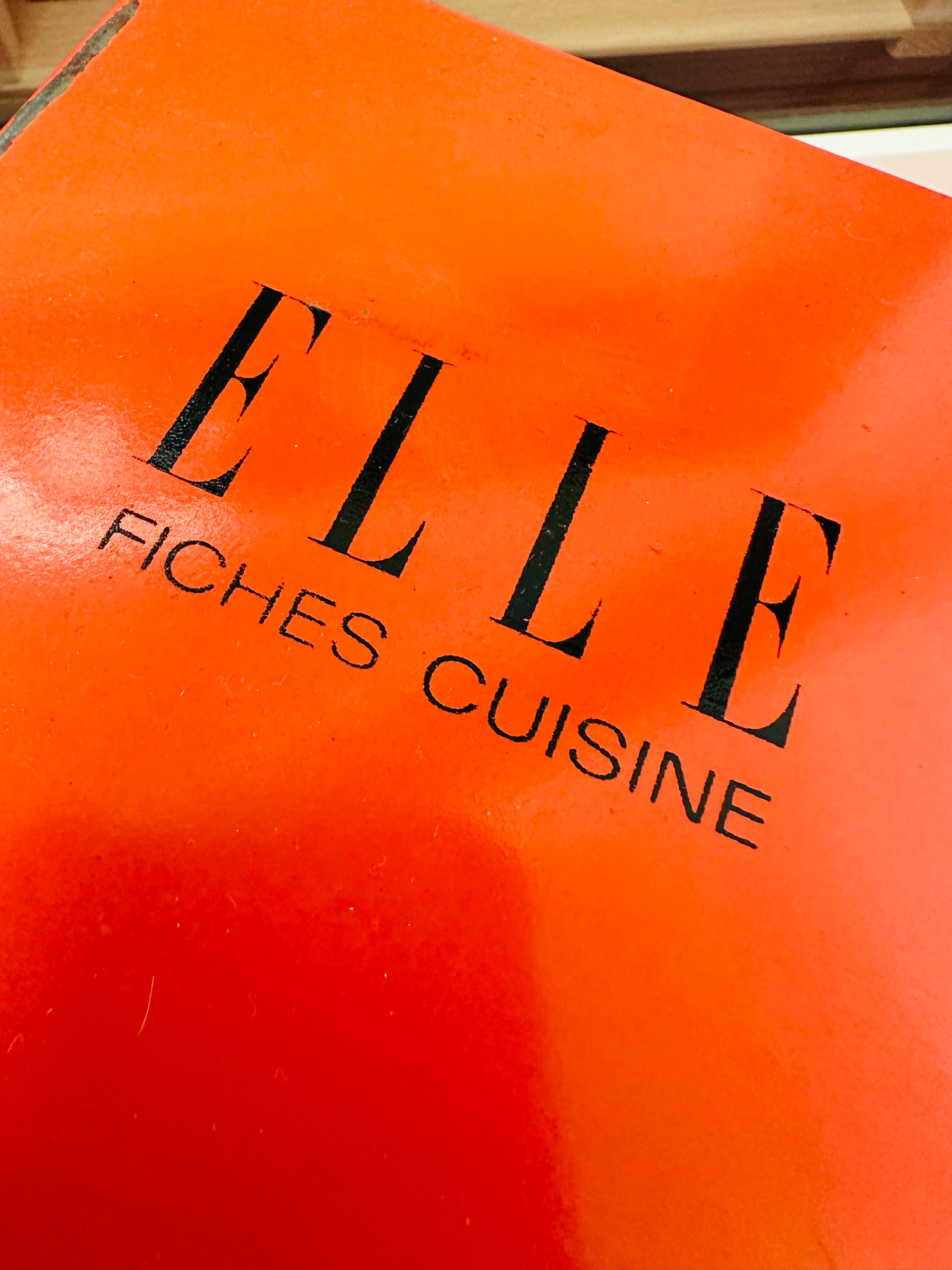 Les fiches cuisine ELLE des années 1960, dans leur boite en métal orange.