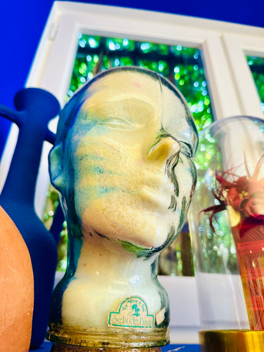 Tête en verre vintage "le verre à soi" contenant des sels de bain.