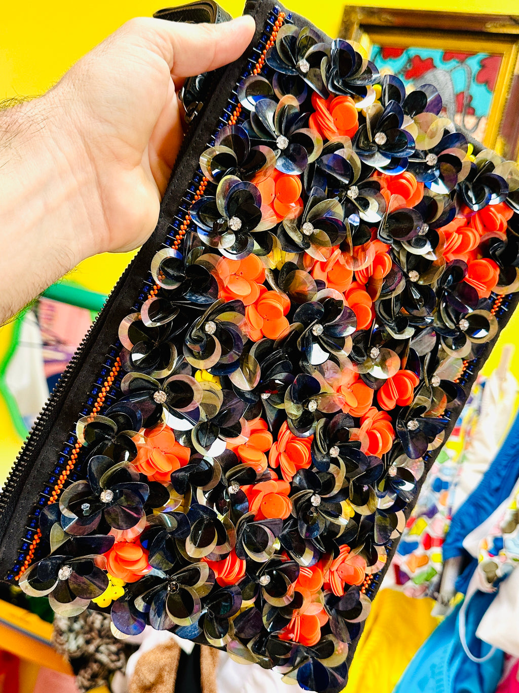 Pochette Vintage à fleurs en relief.