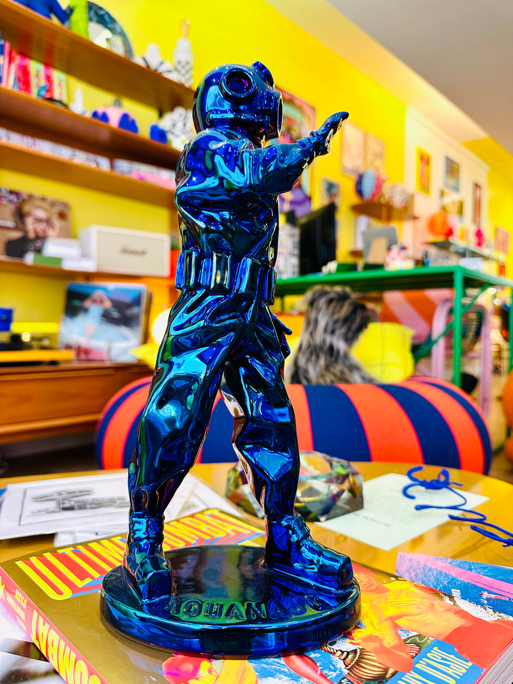 Sculpture design en porcelaine faconnée à la main.