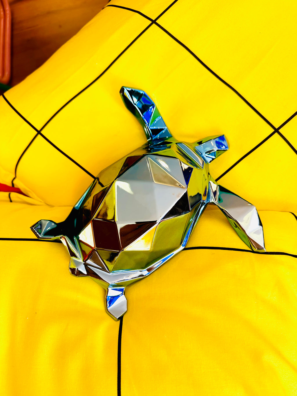 Sculpture de tortue en porcelaine faite à la main.