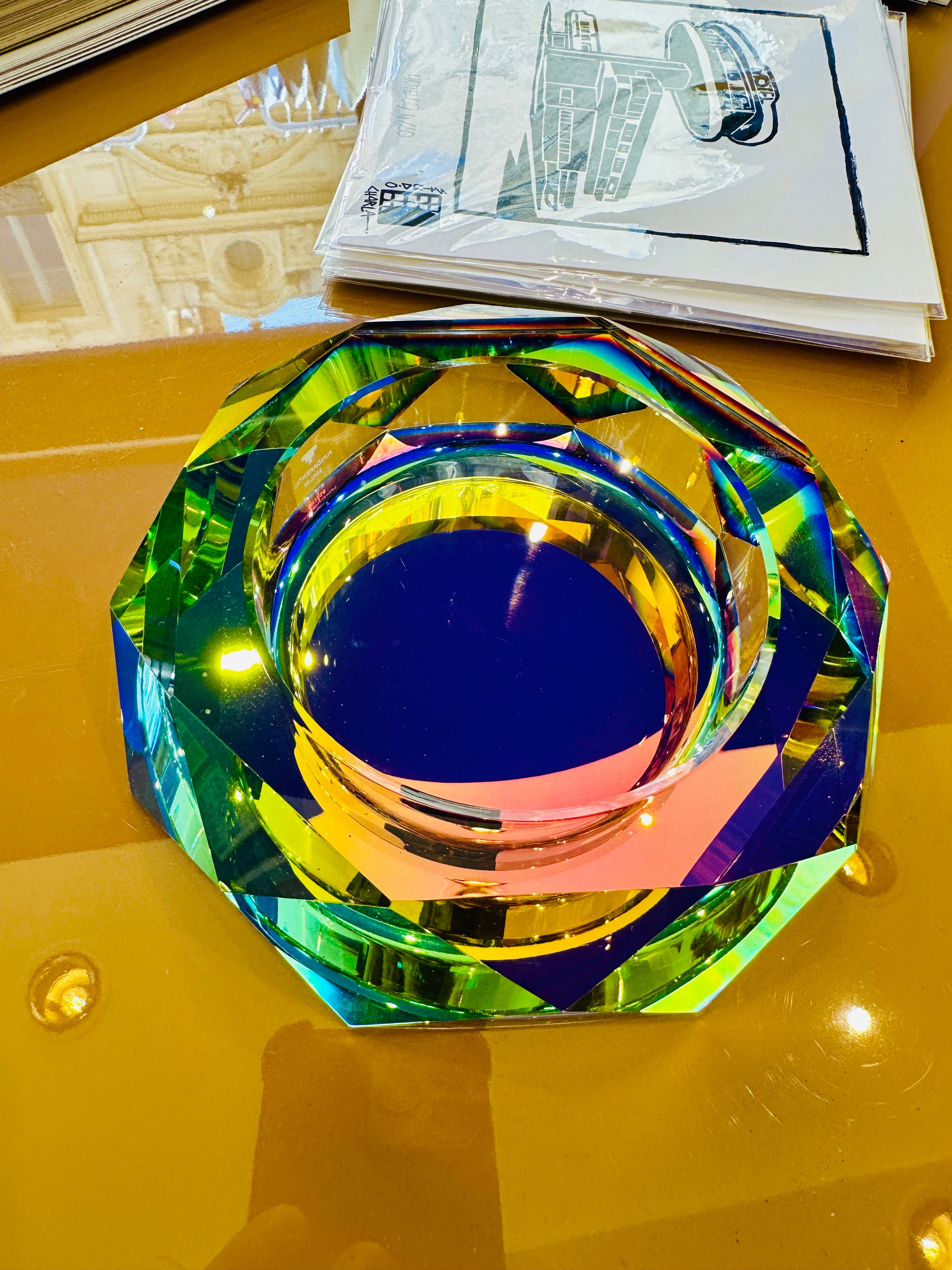 Cendrier Vide Poche artisanal en cristal irisé de 25cm de diamètre.