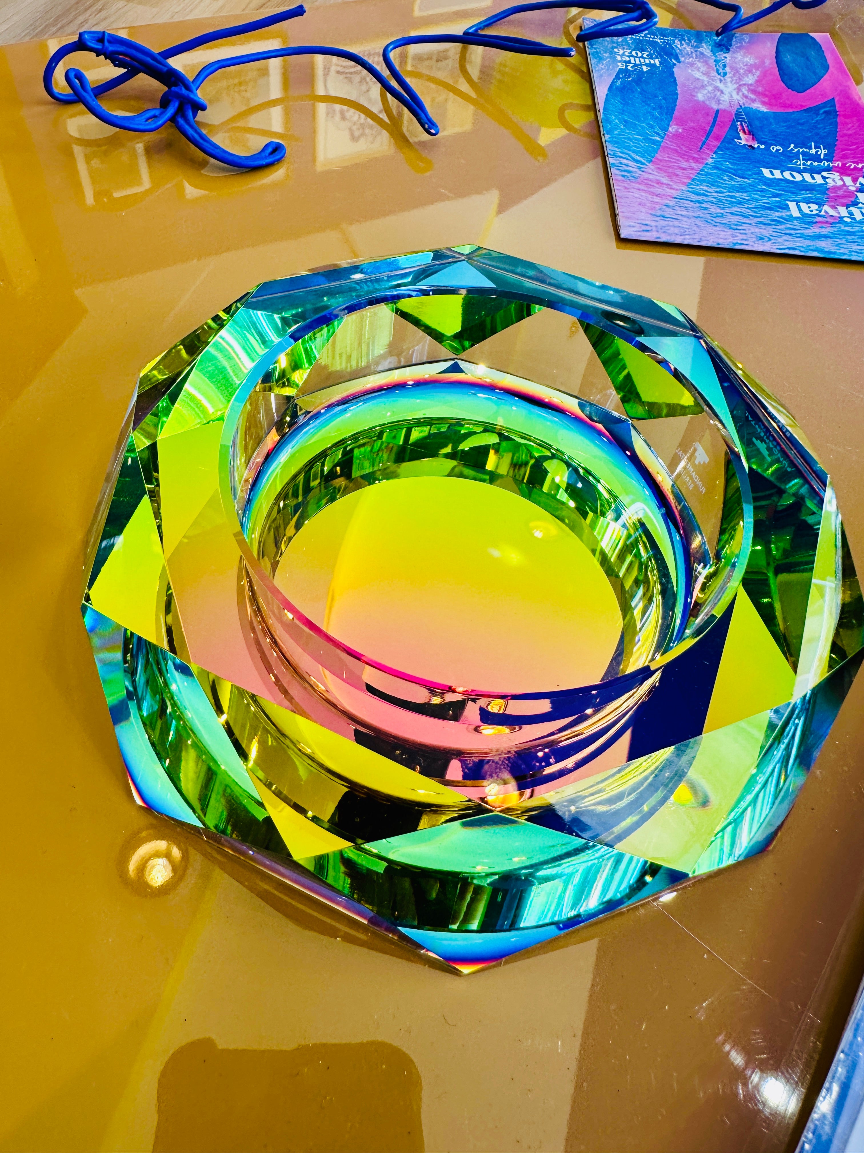 Cendrier Vide Poche artisanal en cristal irisé de 25cm de diamètre.