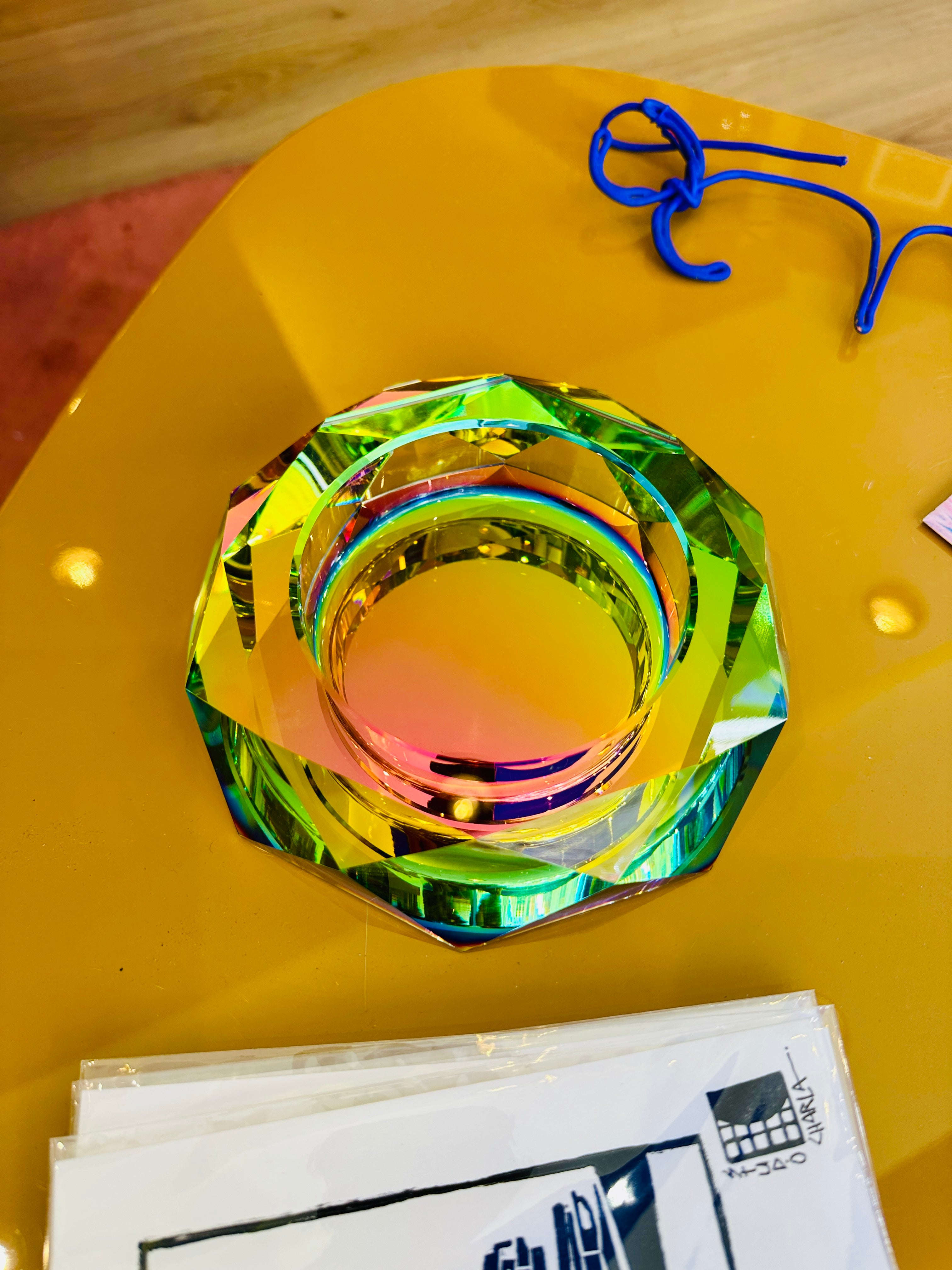 Cendrier Vide Poche artisanal en cristal irisé de 25cm de diamètre.