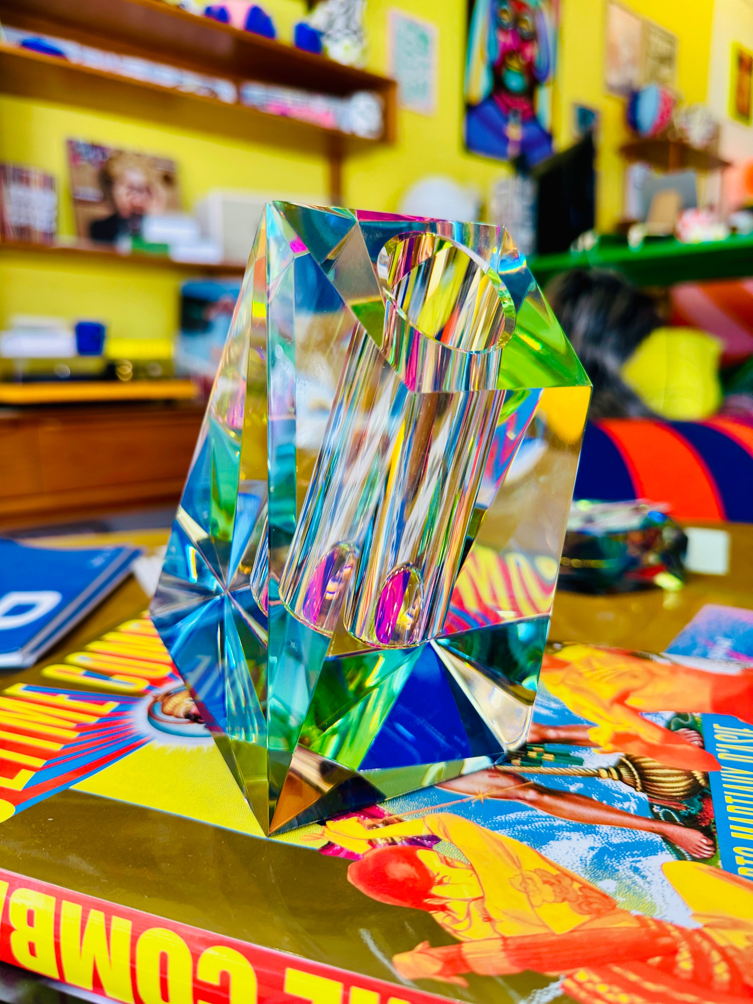 Vase asymétrique en cristal, artisanal, irisé.