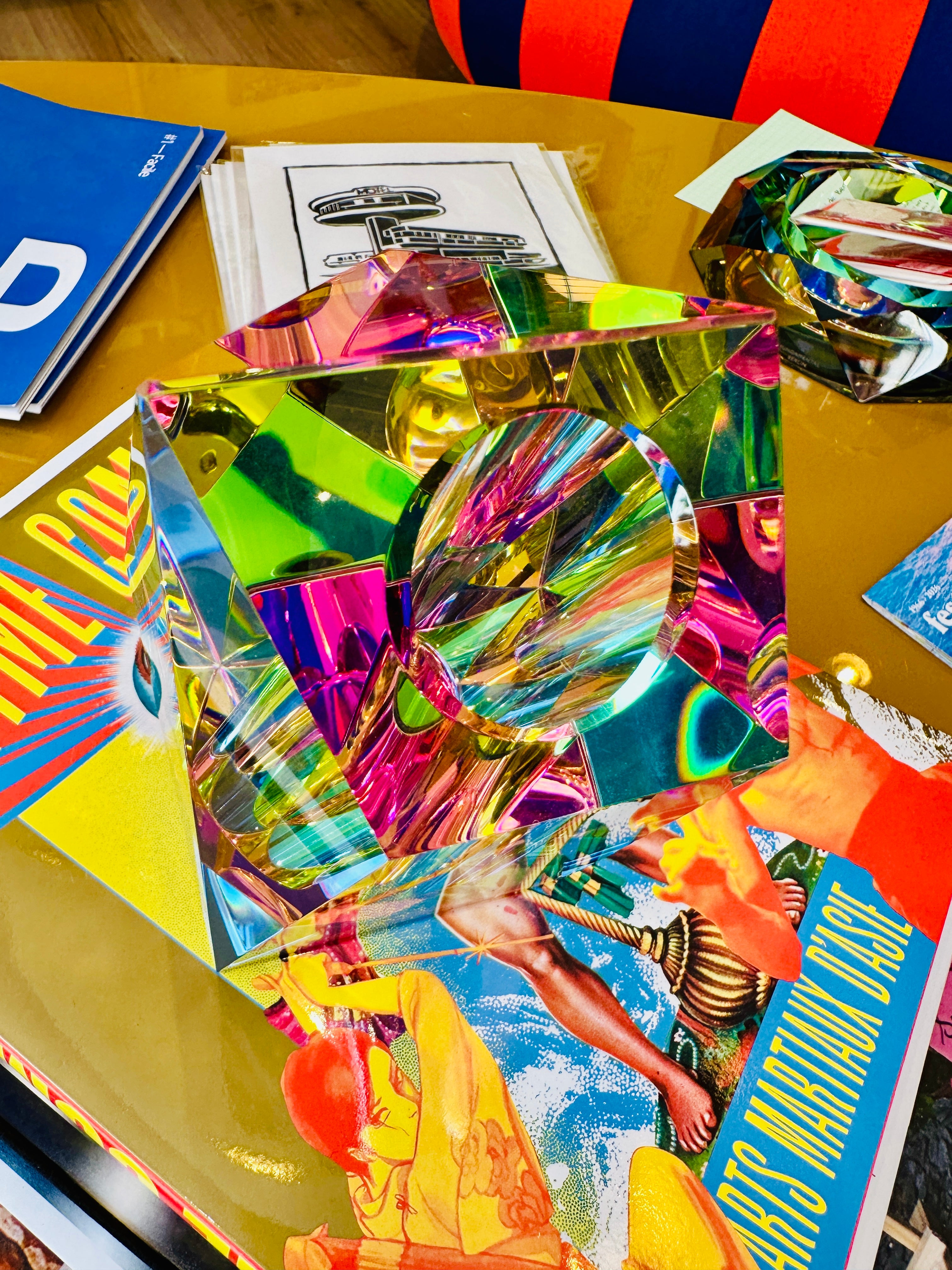 Vase asymétrique en cristal, artisanal, irisé.