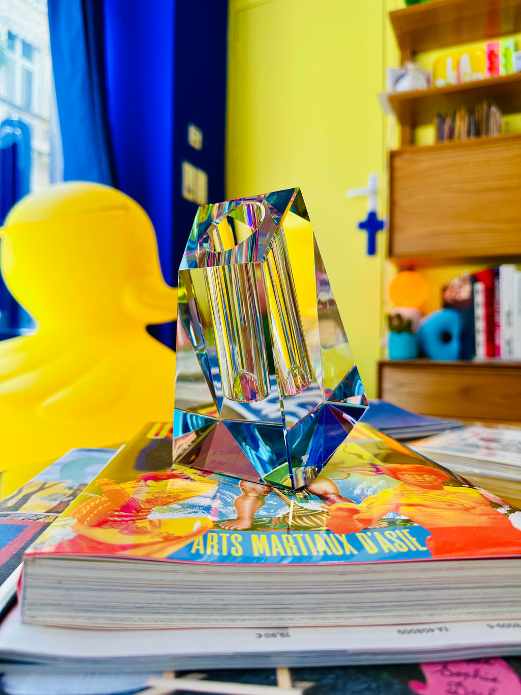 Vase asymétrique en cristal, artisanal, irisé.