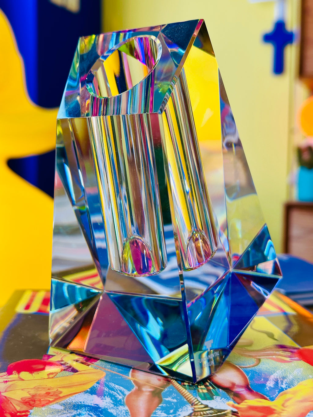 Vase asymétrique en cristal, artisanal, irisé.