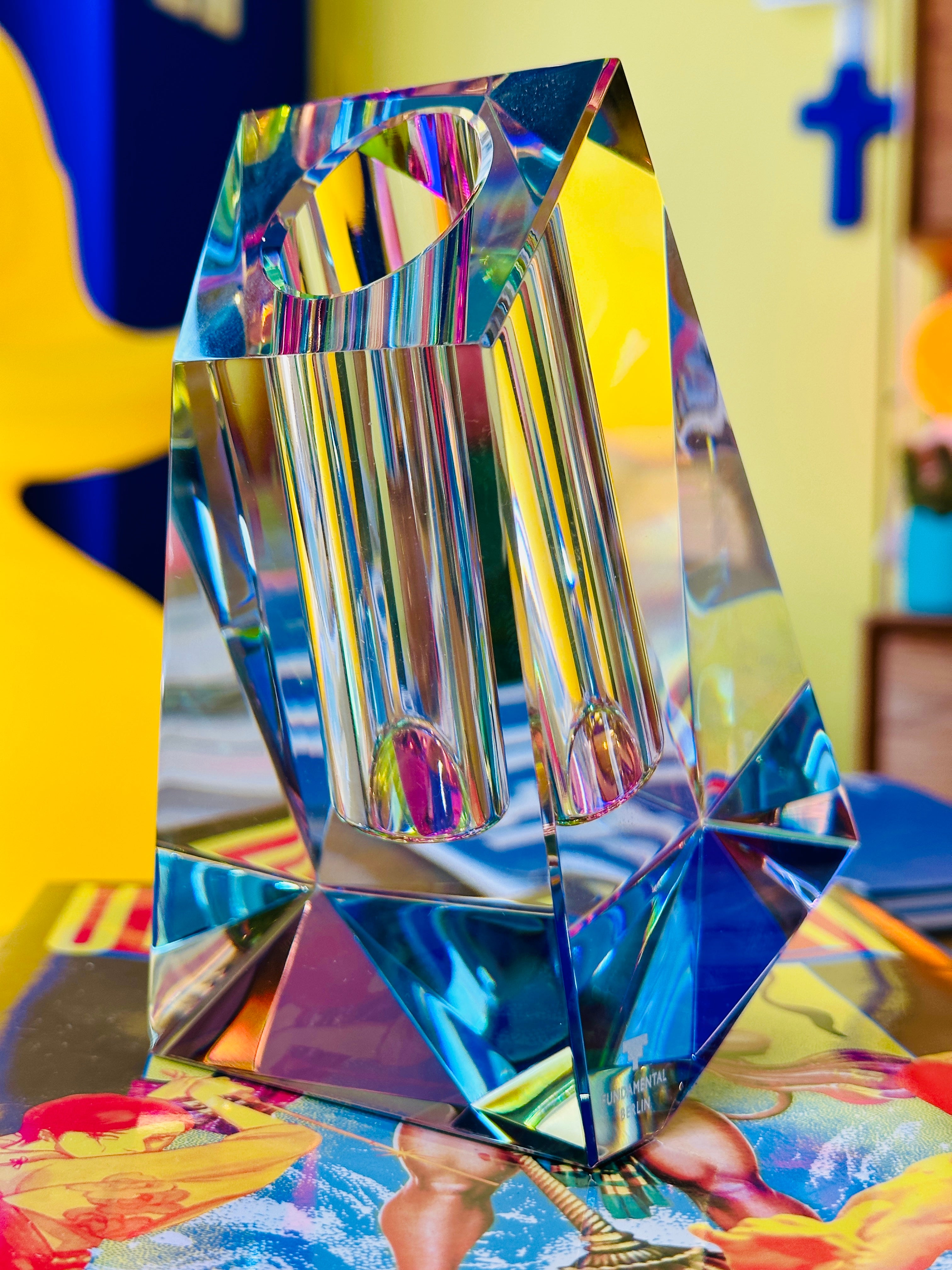 Vase asymétrique en cristal, artisanal, irisé.