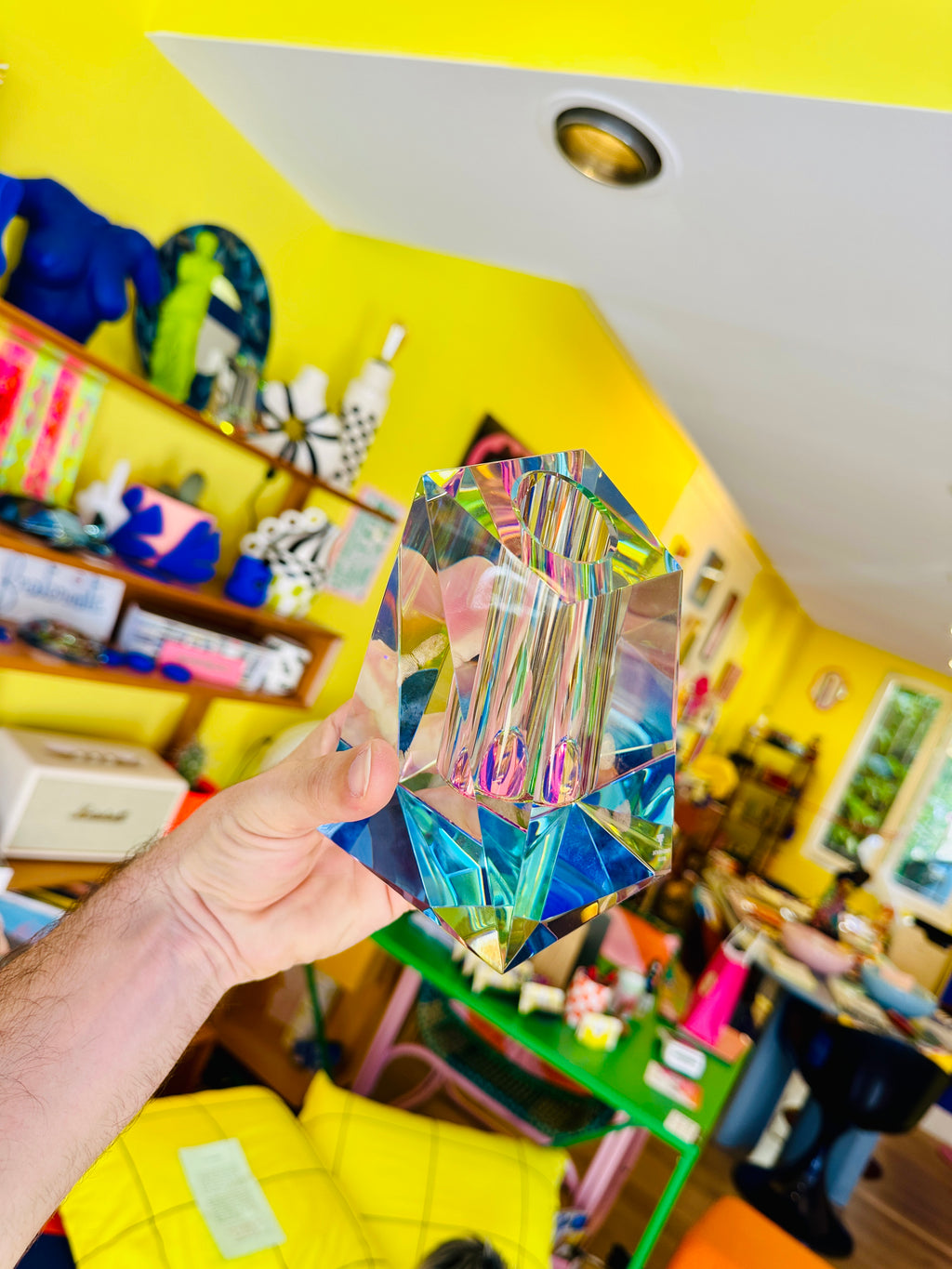 Vase asymétrique en cristal, artisanal, irisé.
