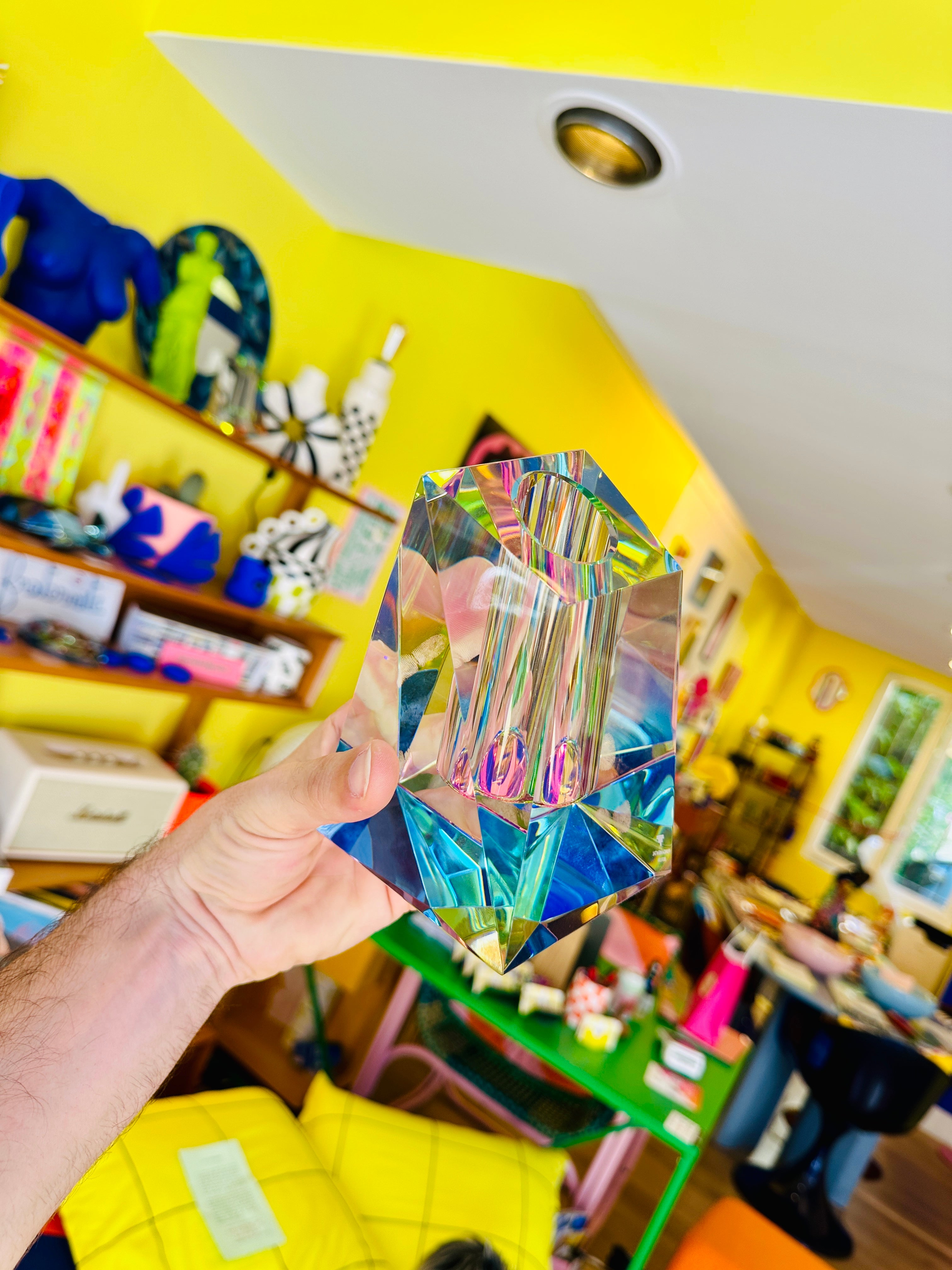 Vase asymétrique en cristal, artisanal, irisé.