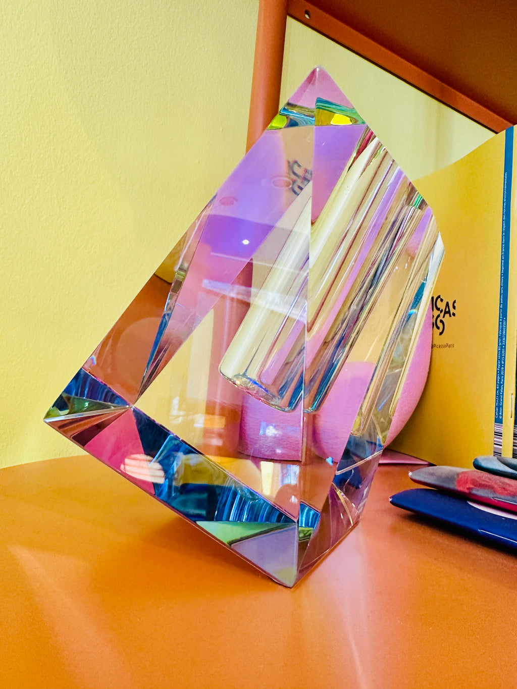 Vase asymétrique en cristal, artisanal, irisé.