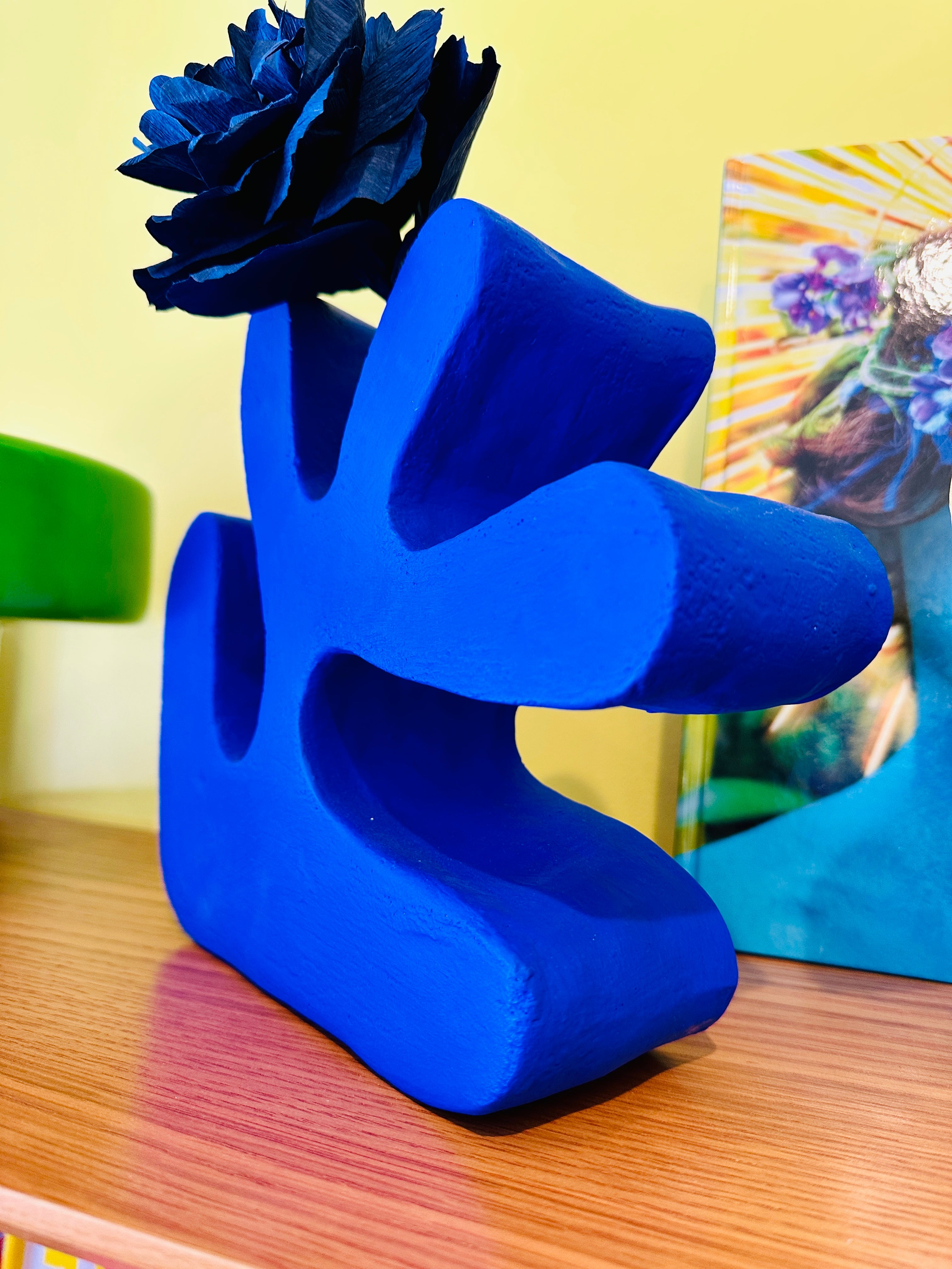 Grand vase en céramique bleu Klein inspiration "Matisse" fait main en Provence.