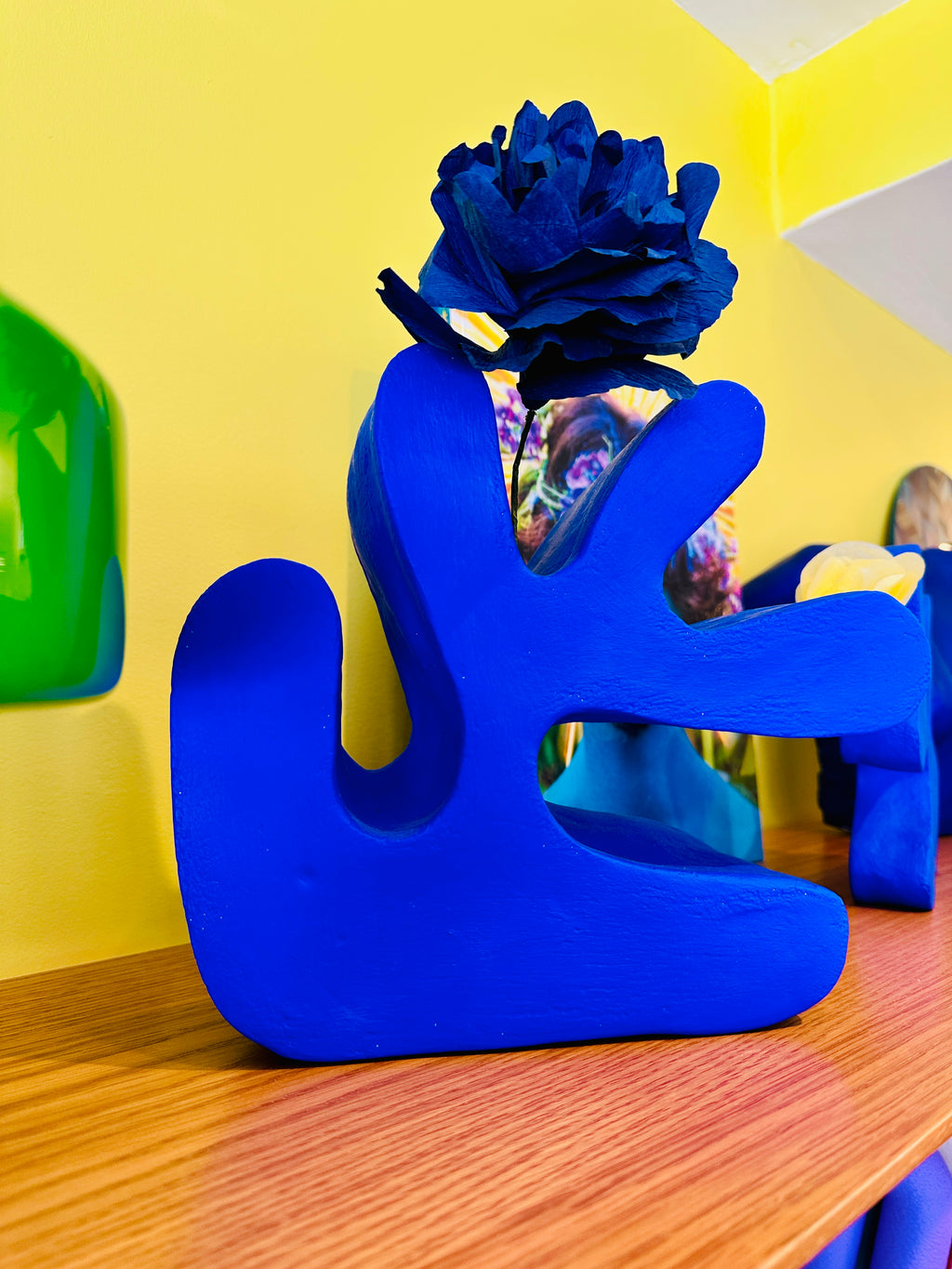 Grand vase en céramique bleu Klein inspiration "Matisse" fait main en Provence.