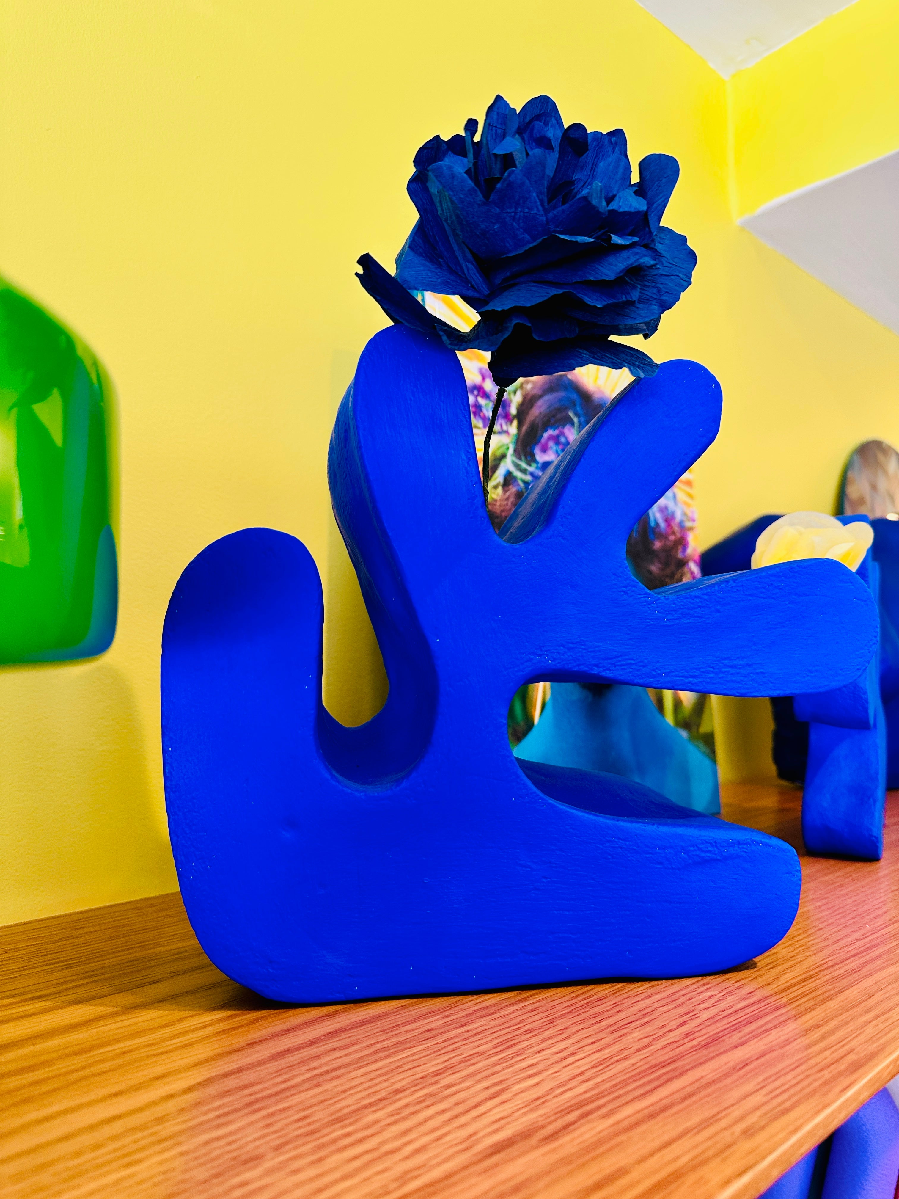 Grand vase en céramique bleu Klein inspiration "Matisse" fait main en Provence.