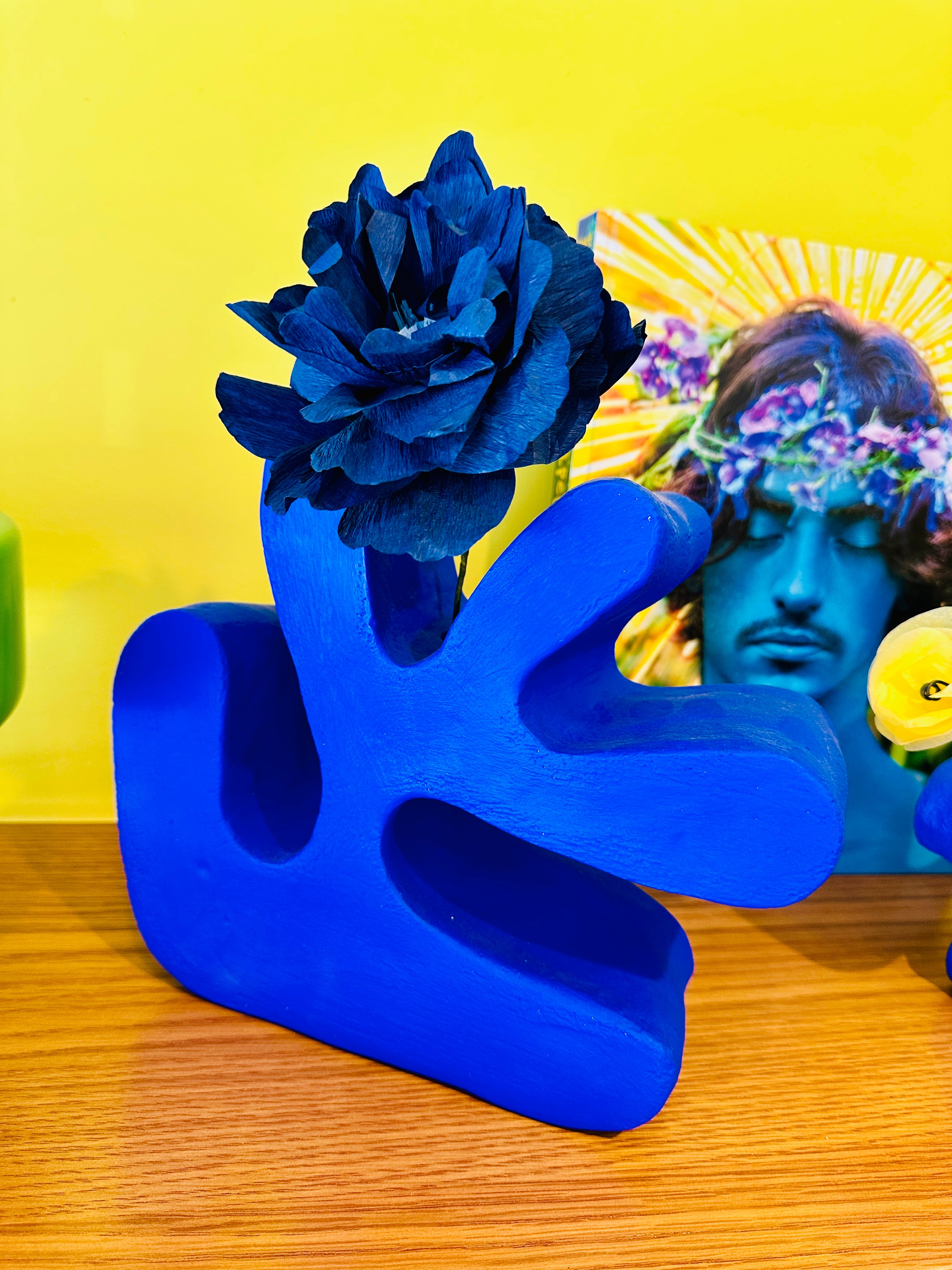 Grand vase en céramique bleu Klein inspiration "Matisse" fait main en Provence.