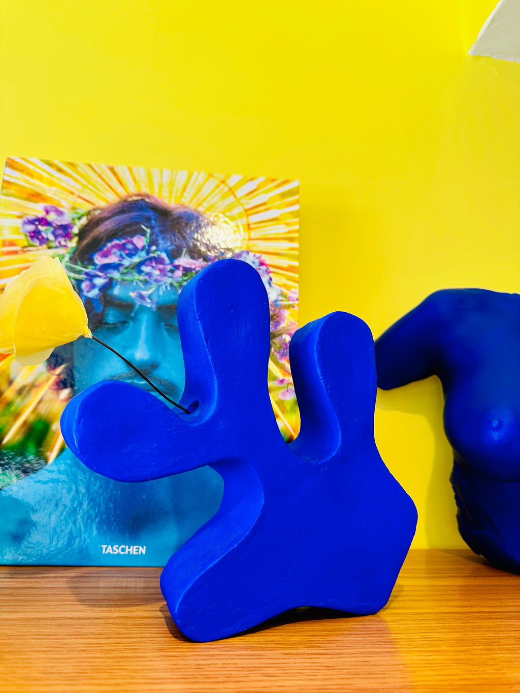 Petit vase en céramique bleu Klein inspiration "Matisse" fait main en Provence.