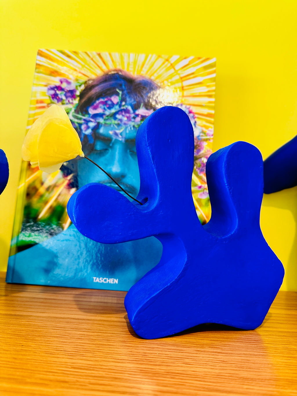 Petit vase en céramique bleu Klein inspiration "Matisse" fait main en Provence.