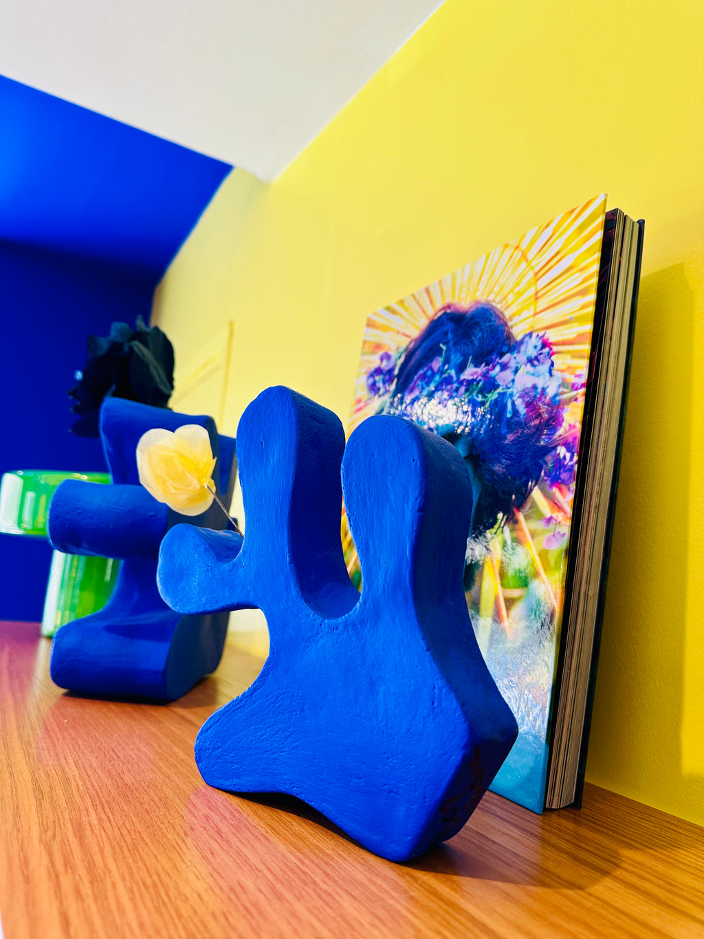Petit vase en céramique bleu Klein inspiration "Matisse" fait main en Provence.