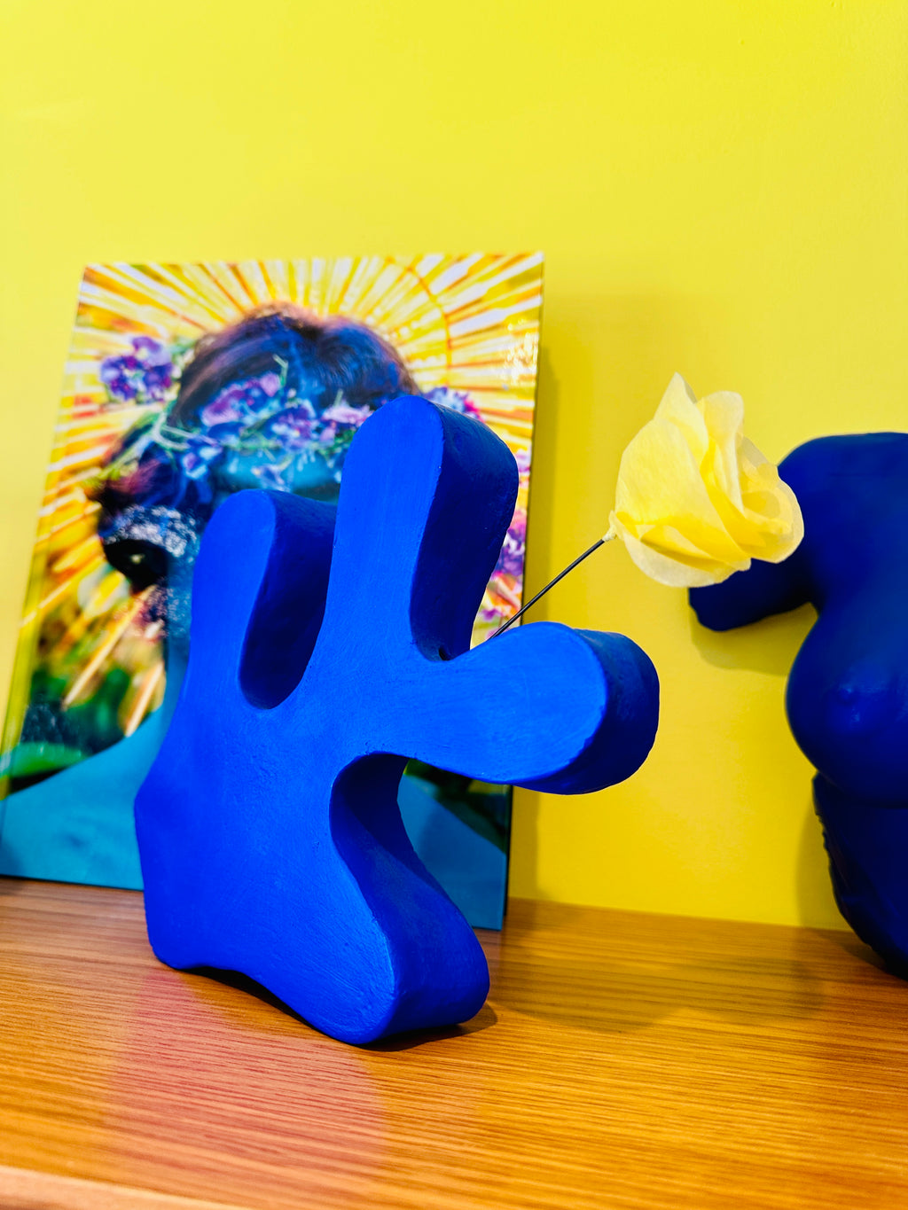 Petit vase en céramique bleu Klein inspiration "Matisse" fait main en Provence.