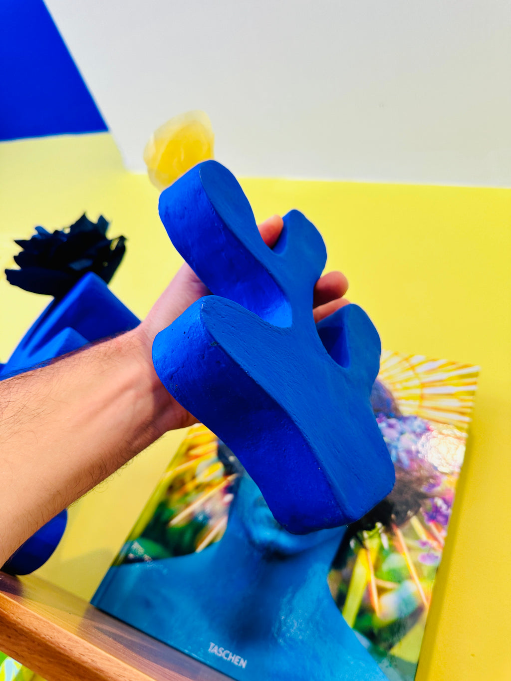 Petit vase en céramique bleu Klein inspiration "Matisse" fait main en Provence.