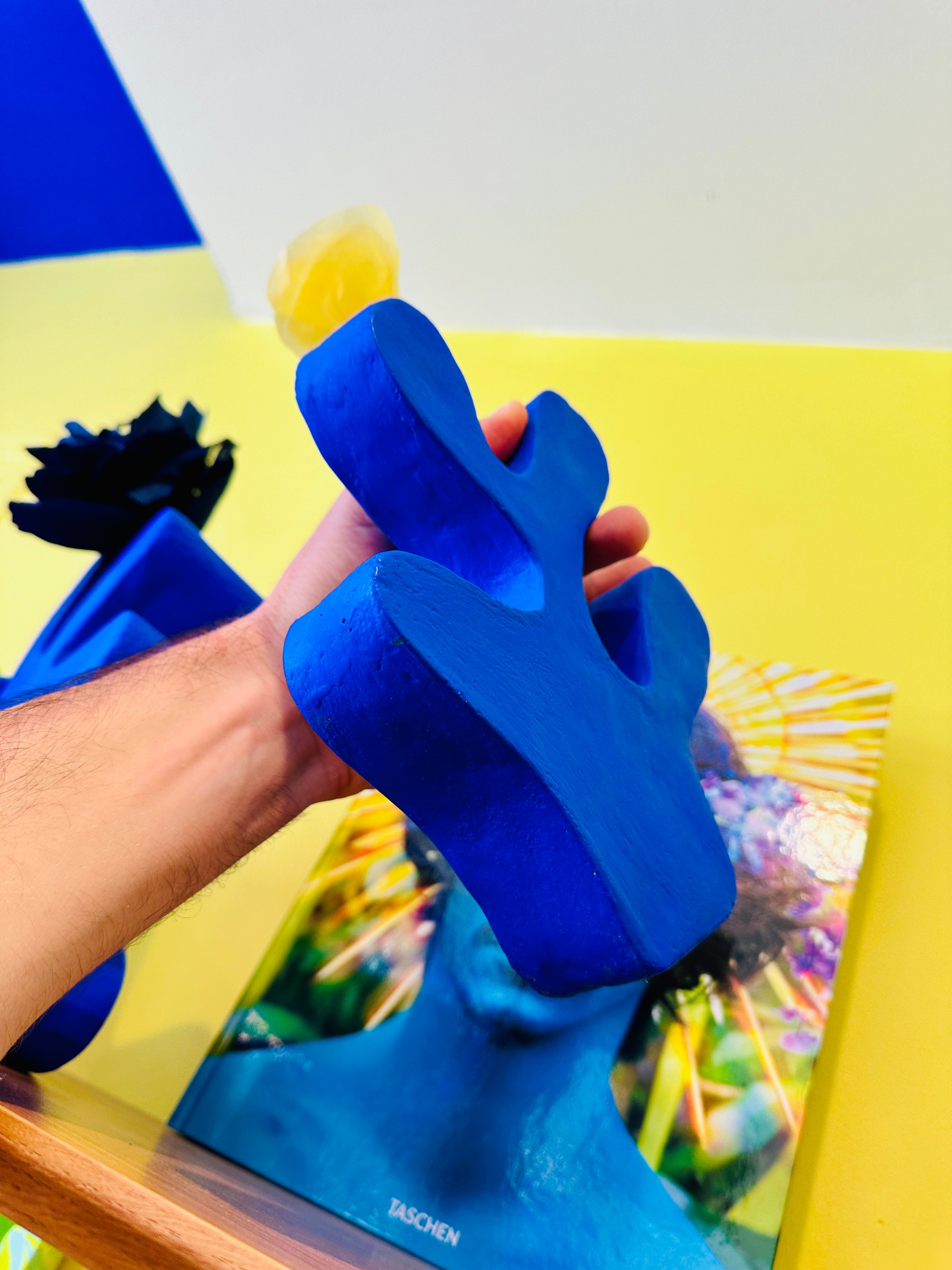 Petit vase en céramique bleu Klein inspiration "Matisse" fait main en Provence.