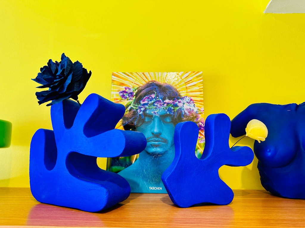 Grand vase en céramique bleu Klein inspiration "Matisse" fait main en Provence.