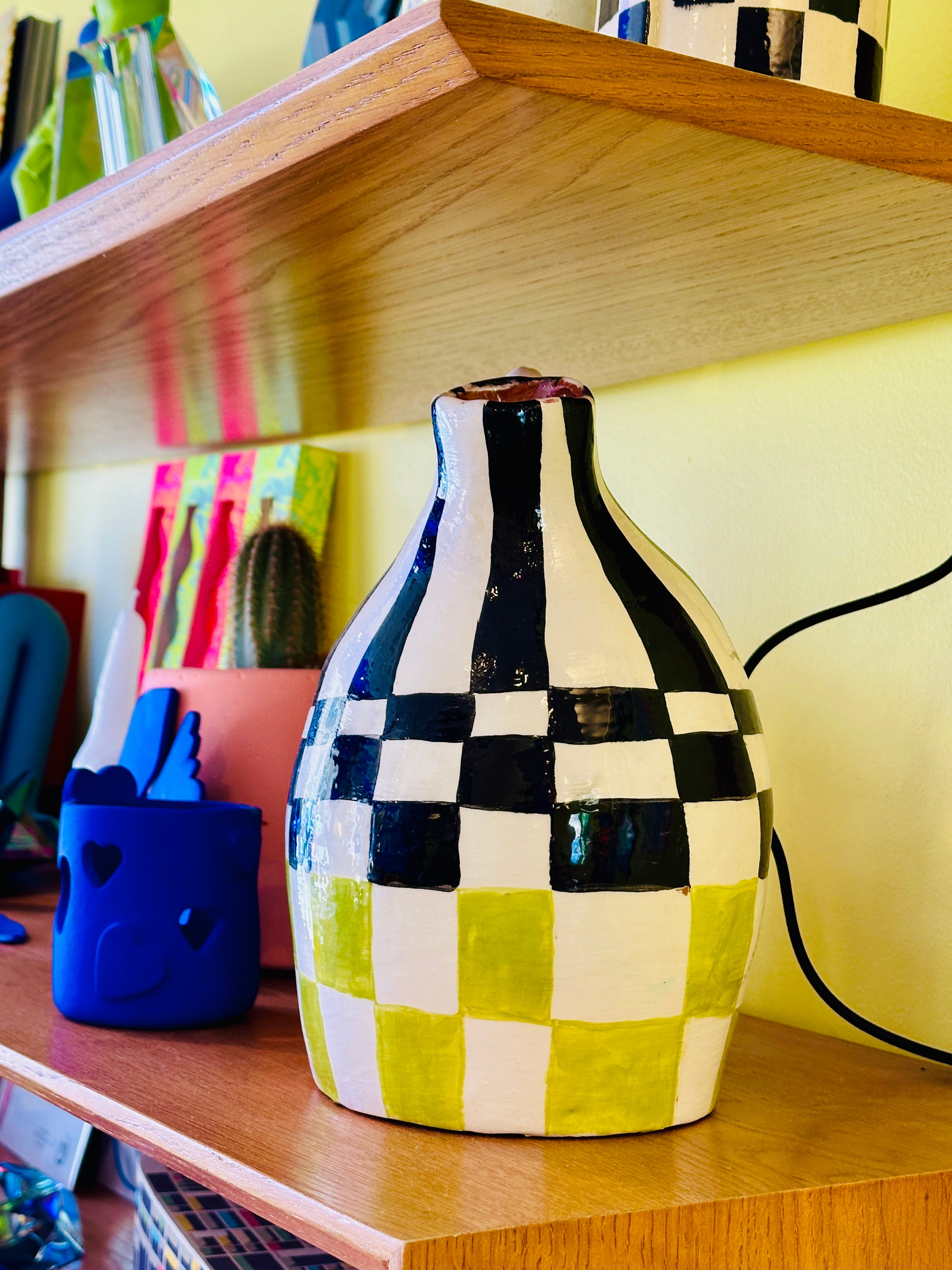 Grand vase en céramique, à carreaux, fait main en Provence.