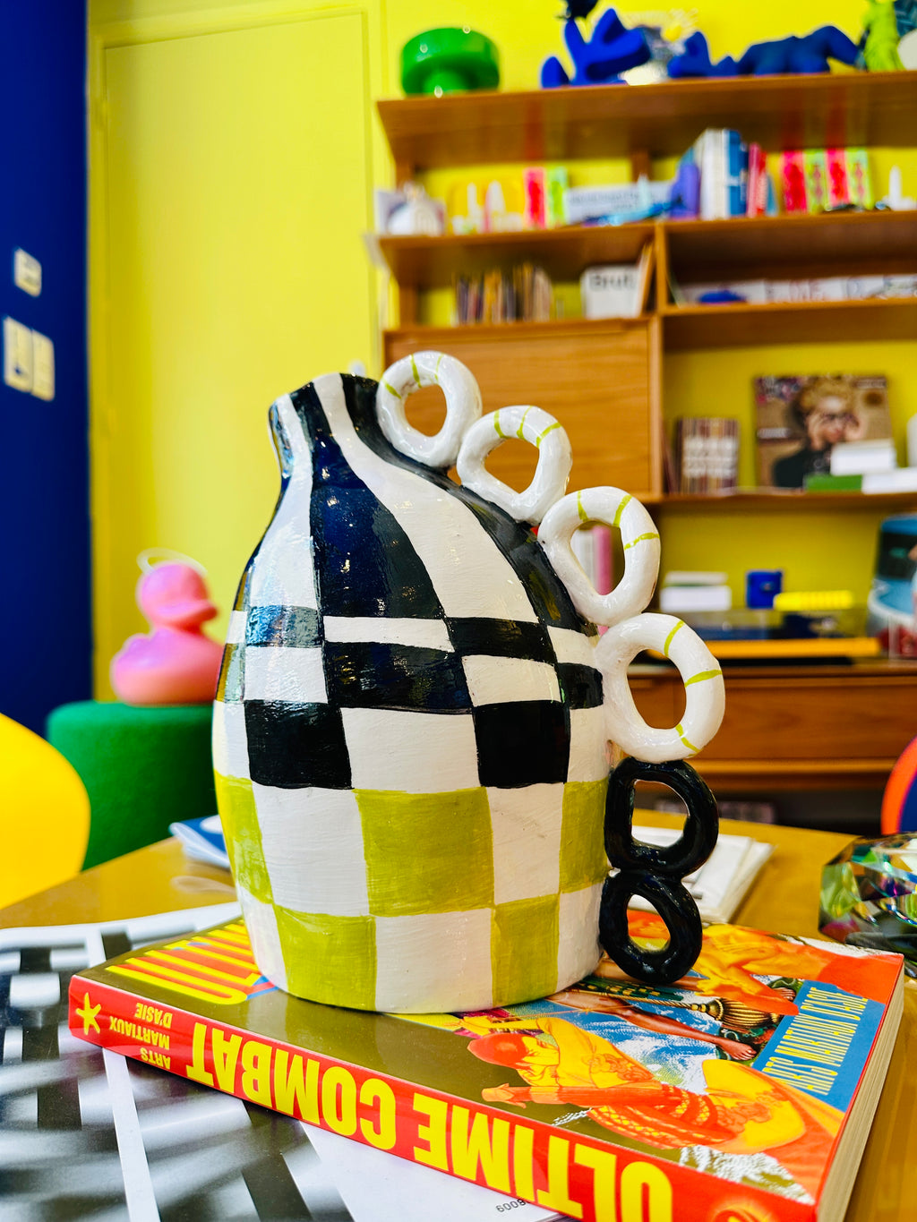 Grand vase en céramique, à carreaux, fait main en Provence.