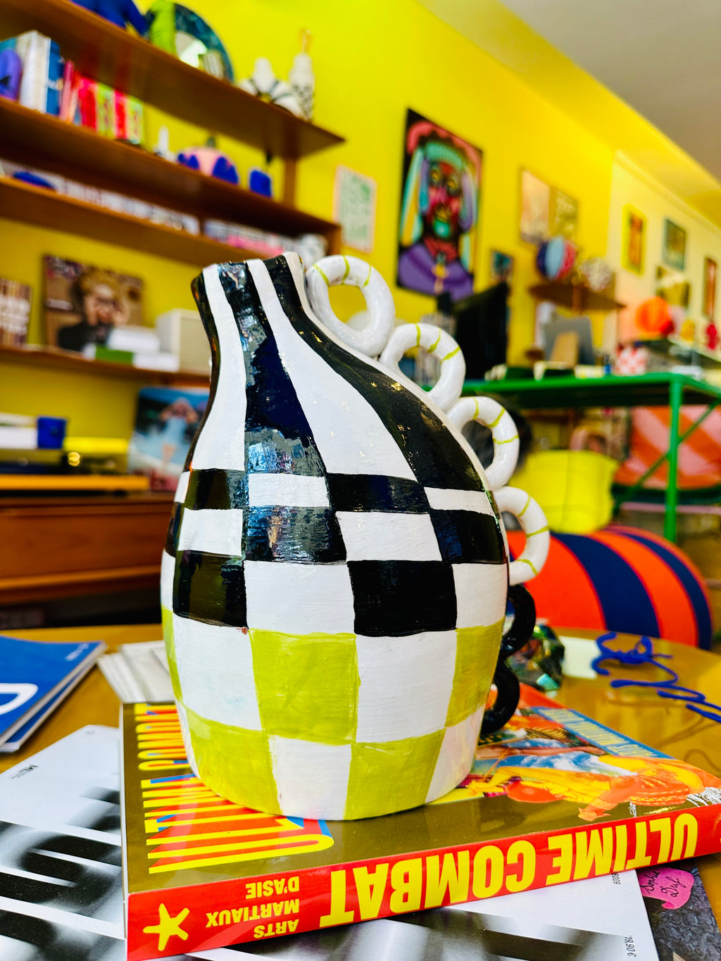 Grand vase en céramique, à carreaux, fait main en Provence.