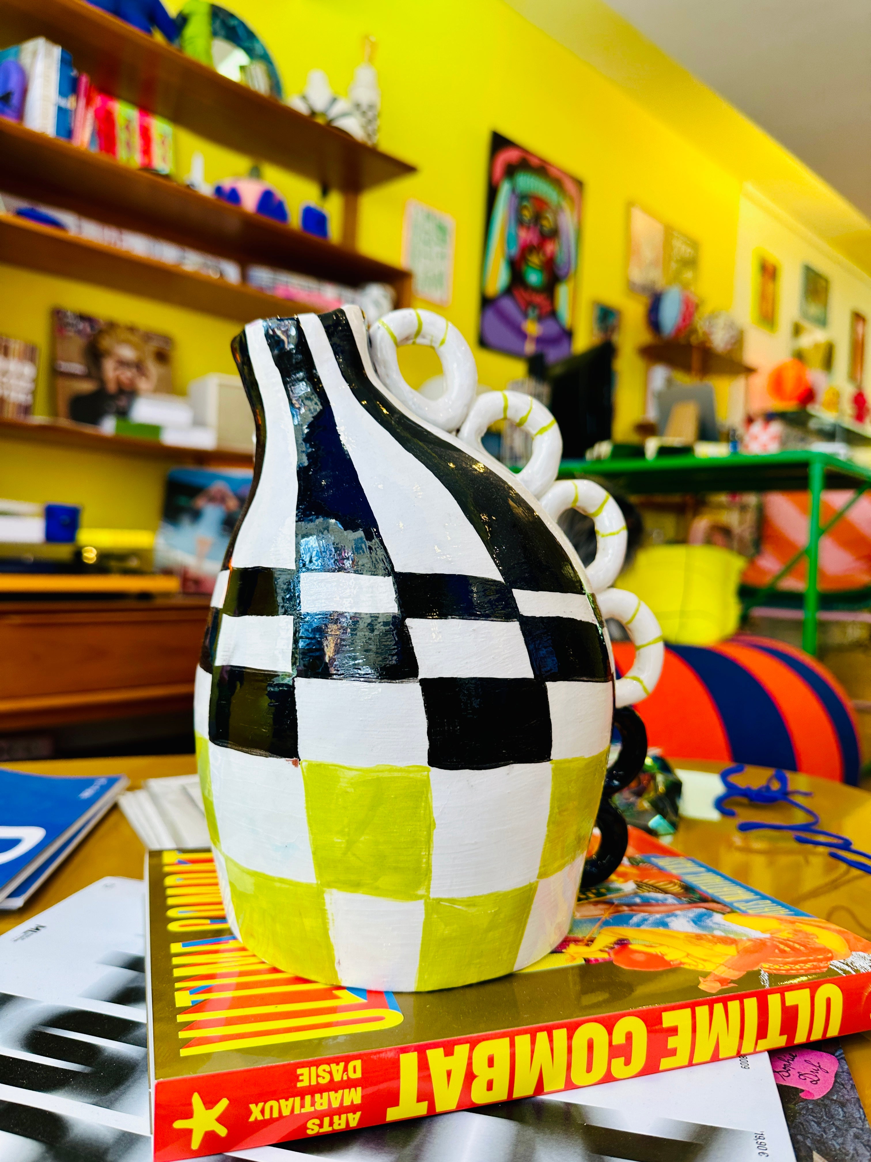 Grand vase en céramique, à carreaux, fait main en Provence.