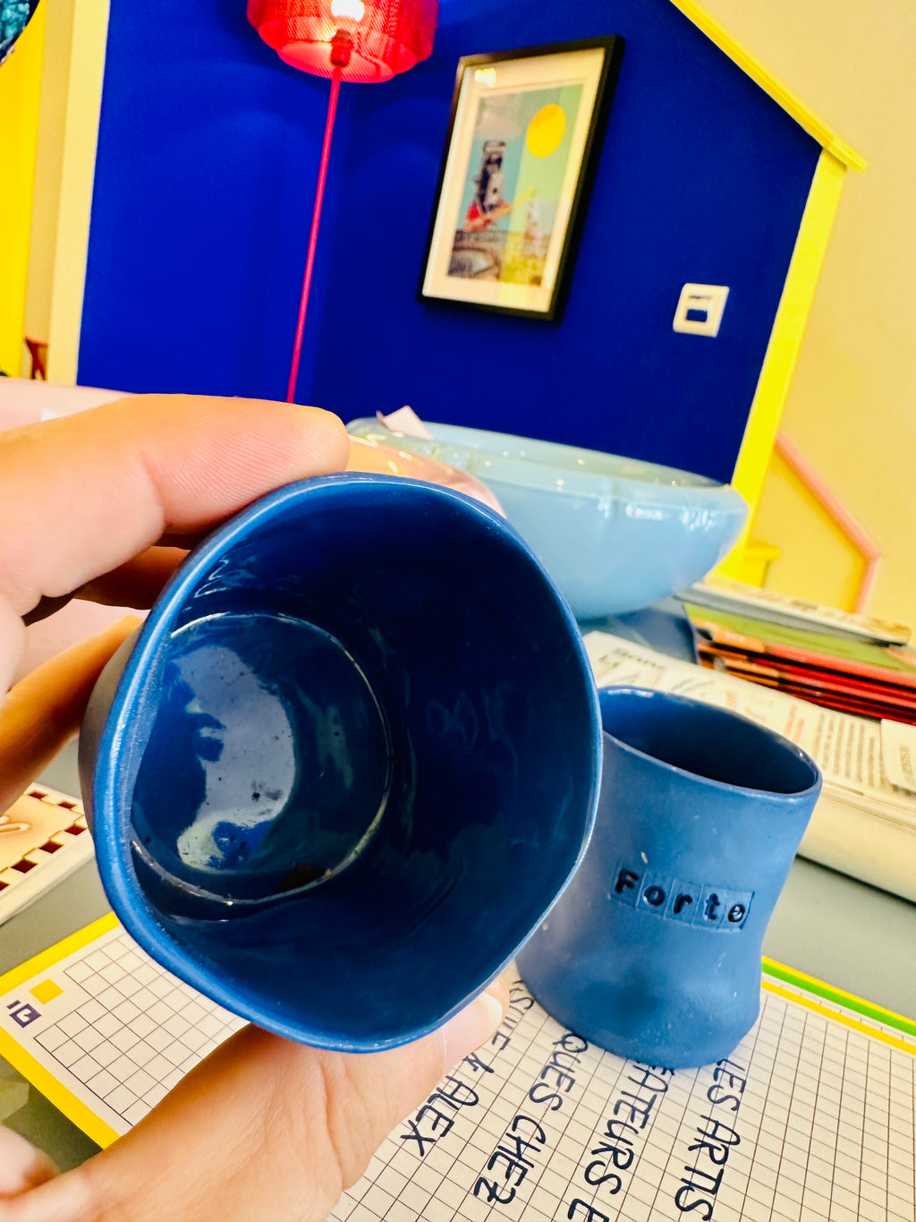 Tasses bleues en céramique, fait main en Provence.