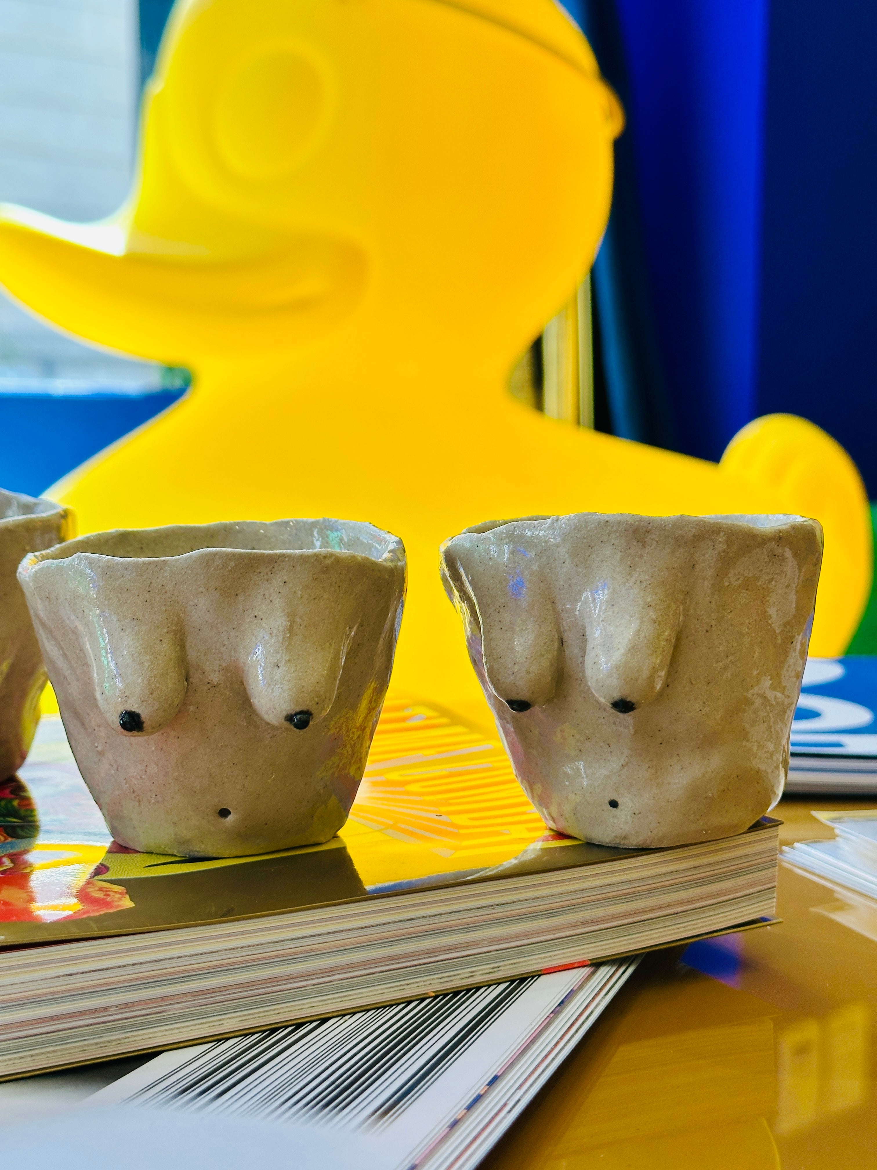 "Femmes' Tasses en céramique fait main en Provence.