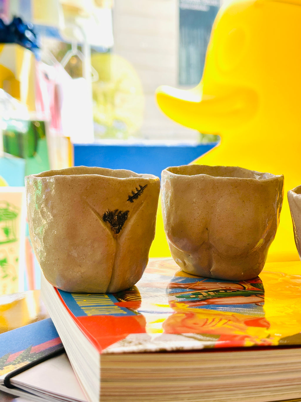 "Femmes' Tasses en céramique fait main en Provence.