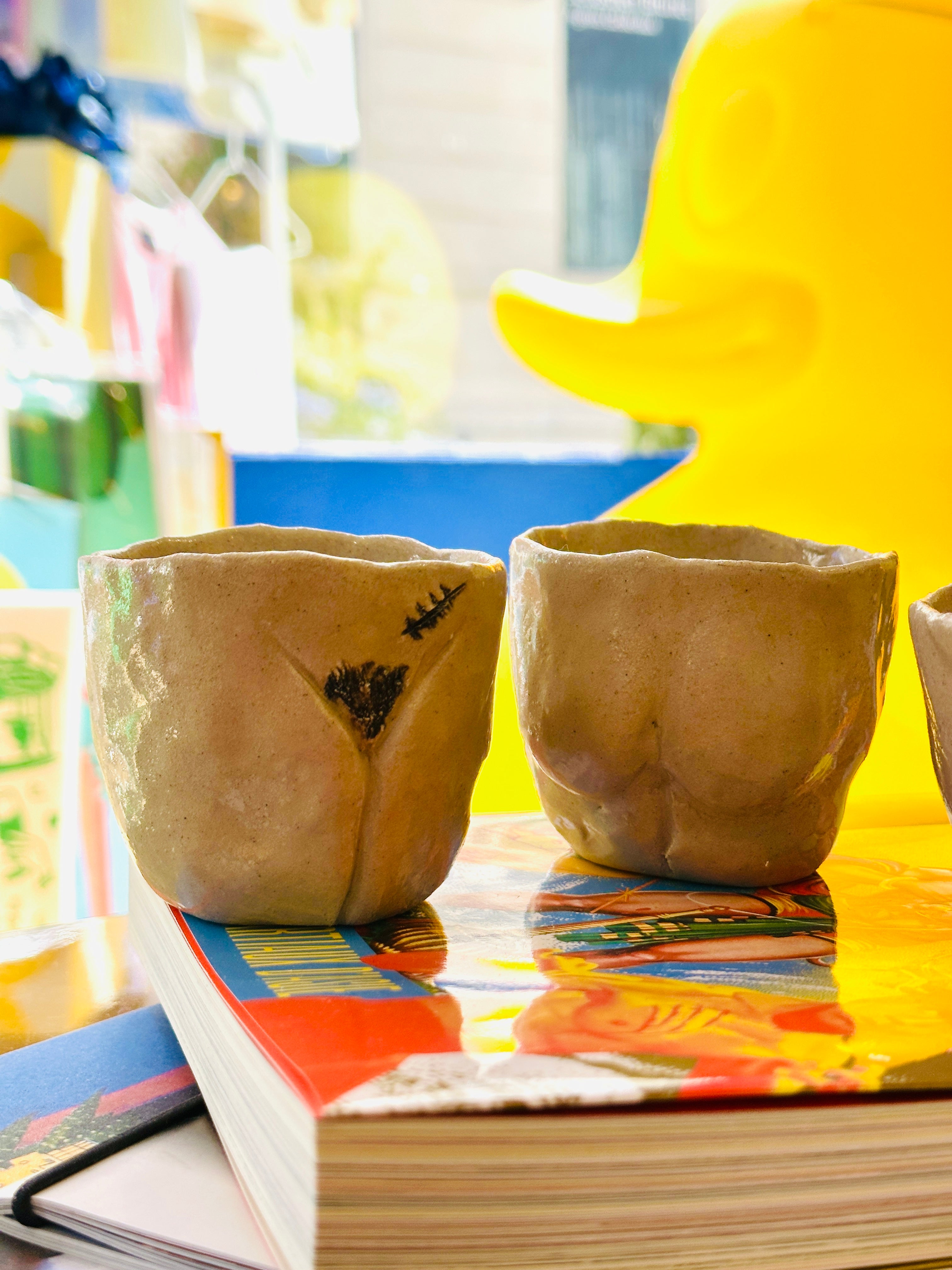 "Femmes' Tasses en céramique fait main en Provence.