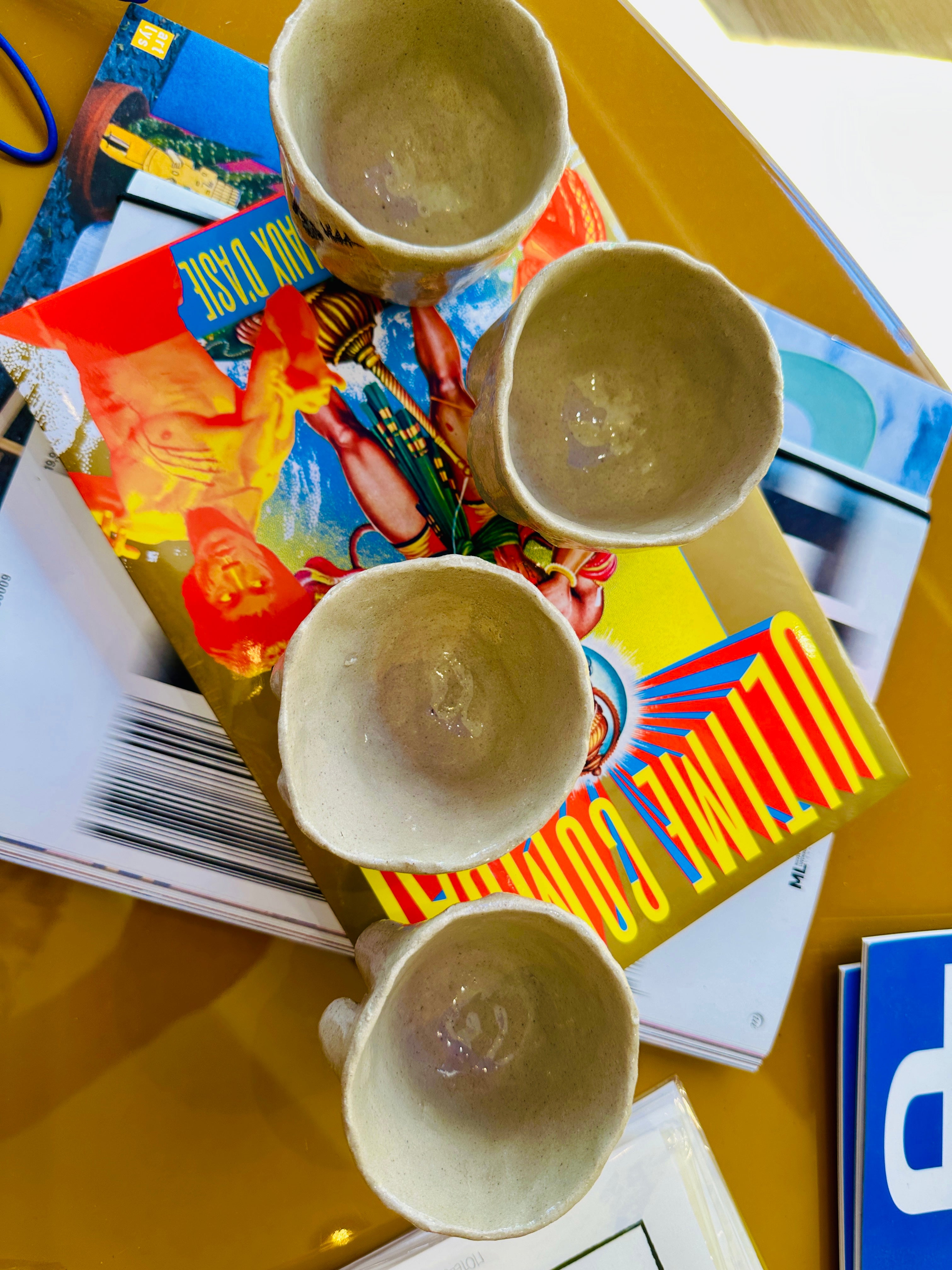 "Femmes' Tasses en céramique fait main en Provence.