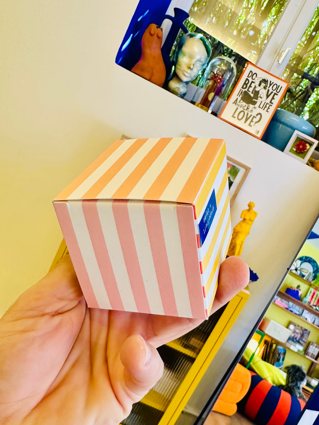 Bougie végane de 100 ml en cire de soja naturelle, coulée à la main avec un parfum haut de gamme et des huiles essentielles.
