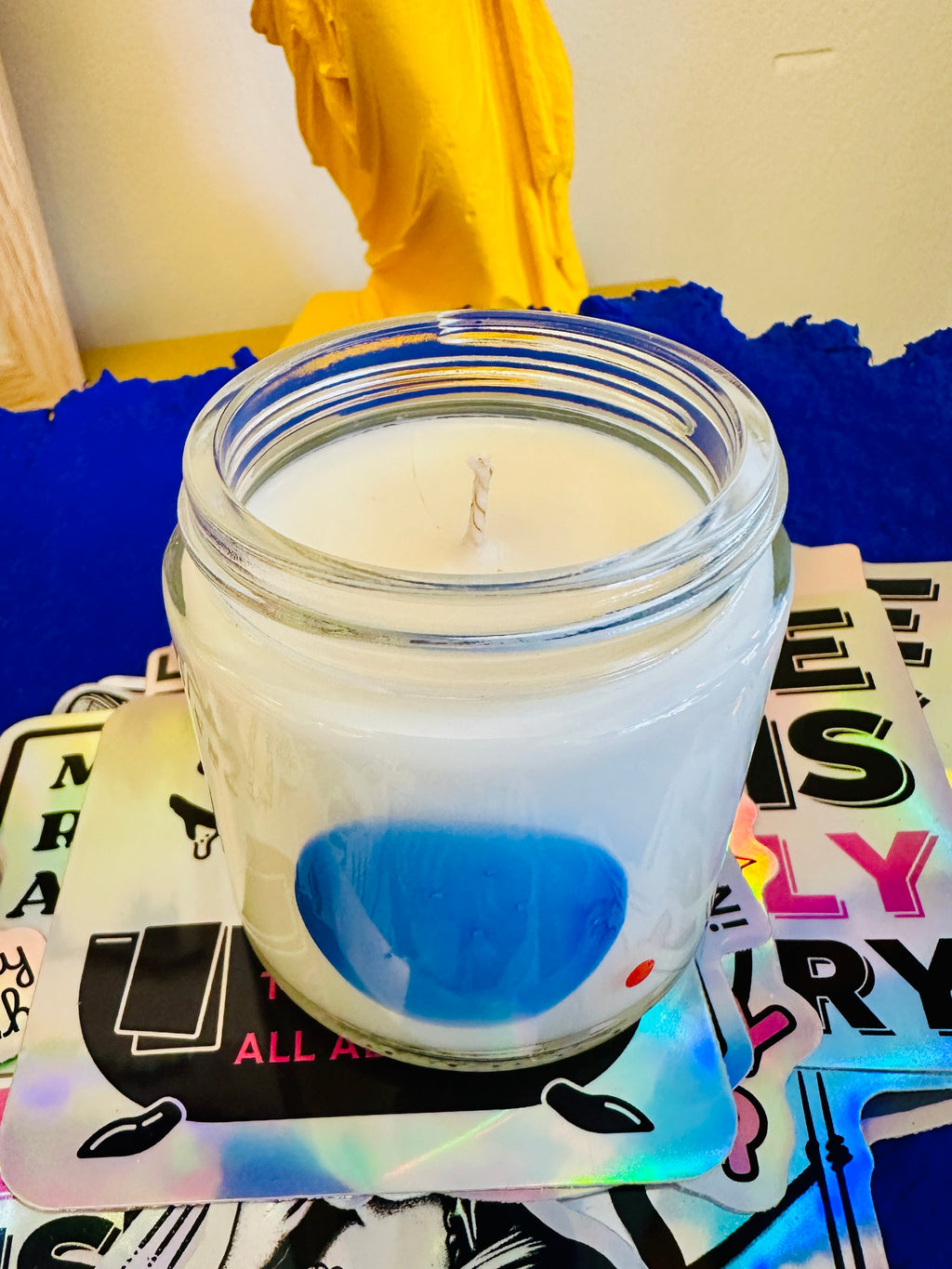 Bougie végane de 100 ml en cire de soja naturelle, coulée à la main avec un parfum haut de gamme et des huiles essentielles.