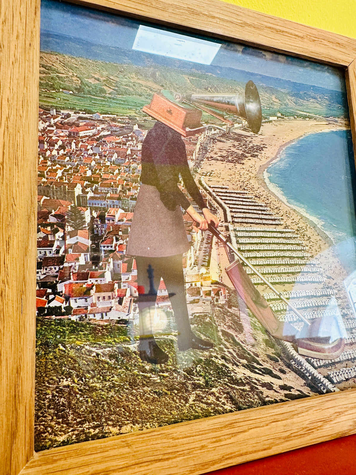 "Siffler en travaillant" de Videophage (Thomas Fage), collage. Œuvre orginale.