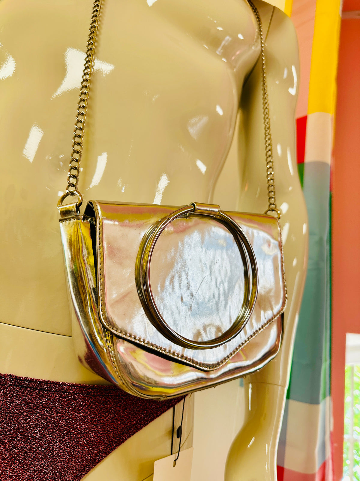 Sac a main pochette effet métallisé et argenté. Avec anse et chaine en métal.