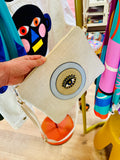 Pochette blanche brodées.